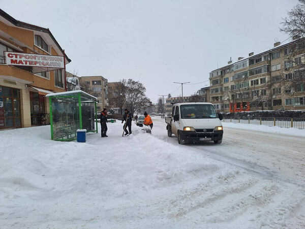 Шест машини почистват Разград от снега