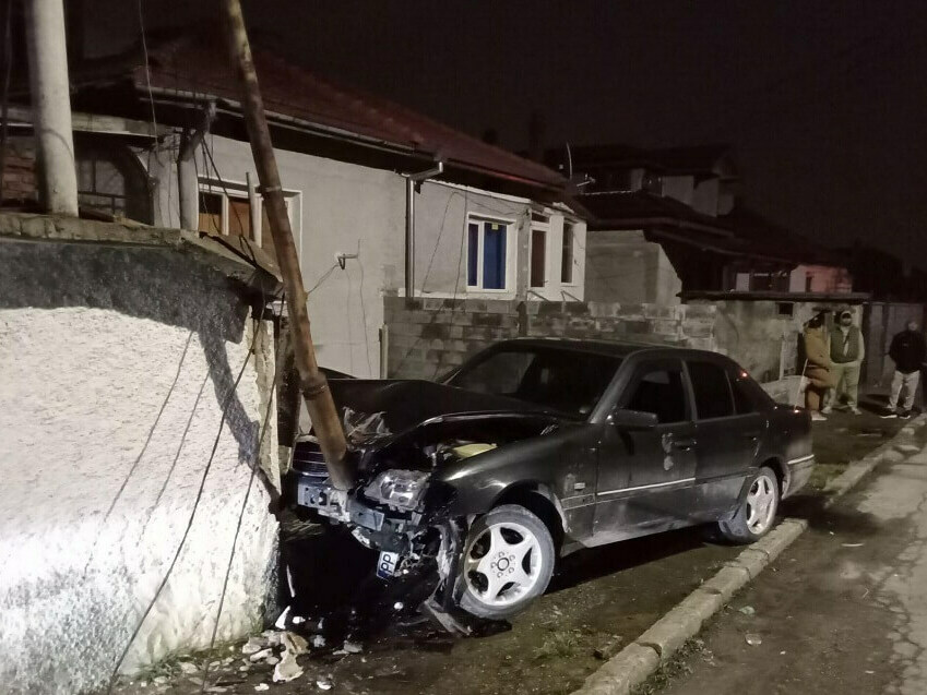 Пиян непълнолетен водач се заби в електрически стълб