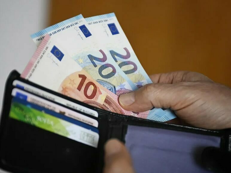 Близо 13% ръст на заплатите за година