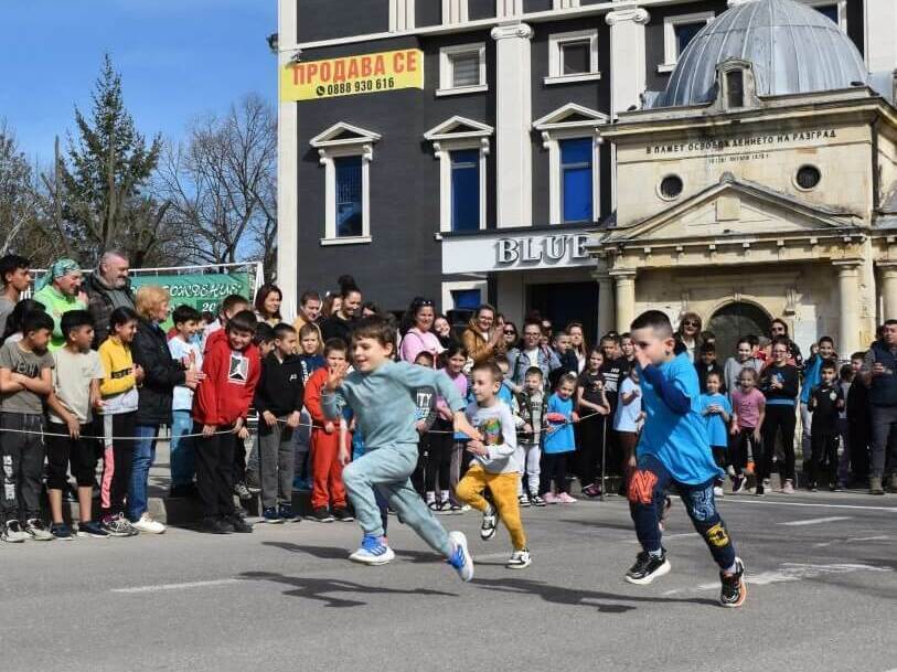 Десетки ентусиасти тичаха по улиците на Разград