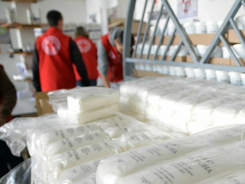 В четири общини раздават хранителни пакети