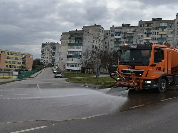 Започна пролетното измиване на улици в Разград