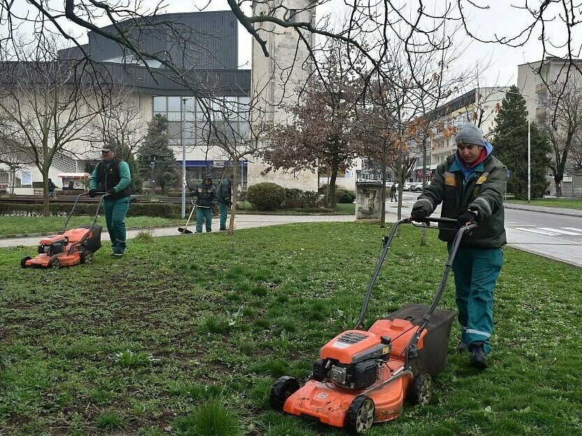 Косят зелените площи в Разград