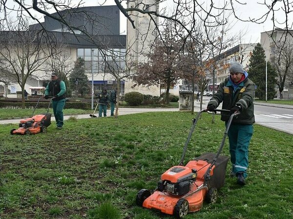 Косят зелените площи в Разград