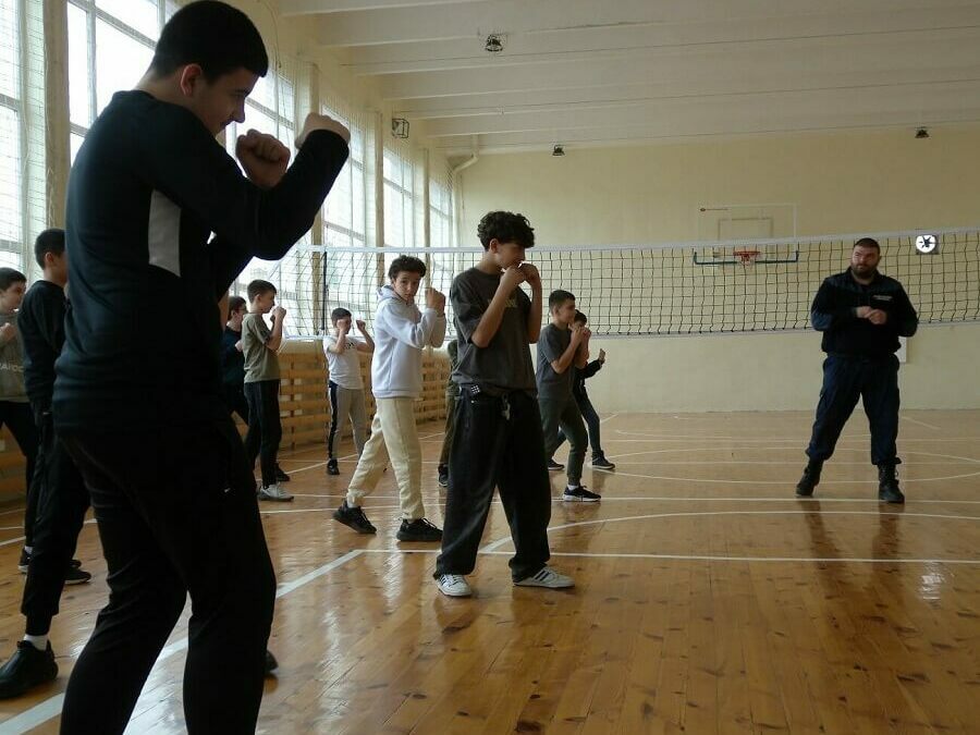 Полицай учи младежи на самозащита