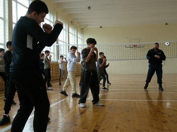 Полицай учи младежи на самозащита