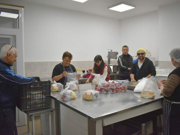 Козунак и яйца заедно с топлия обяд днес