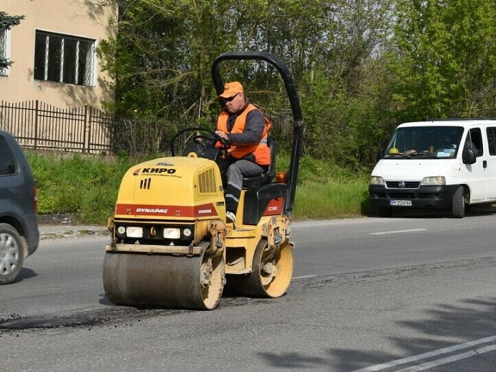 Кърпят дупки по улиците, приемат и сигнали от граждани