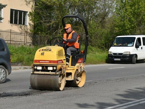 Кърпят дупки по улиците, приемат и сигнали от граждани