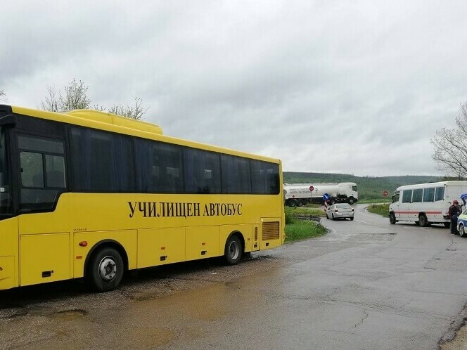 Кола блъсна шофьор на аварирал автобус