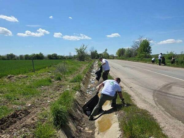 Лесовъди почистиха замърсен крайпътен участък