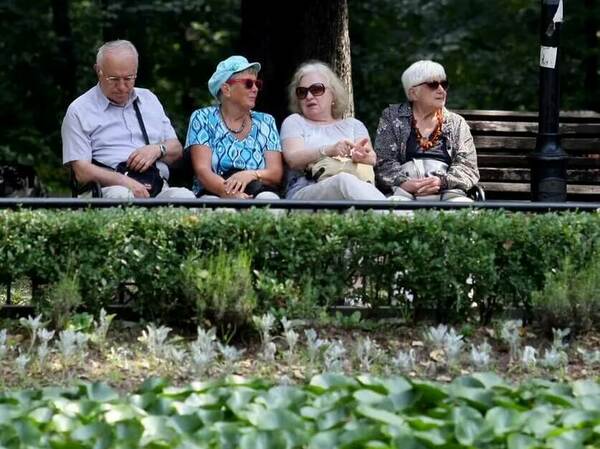 Изплащат августовските пенсии