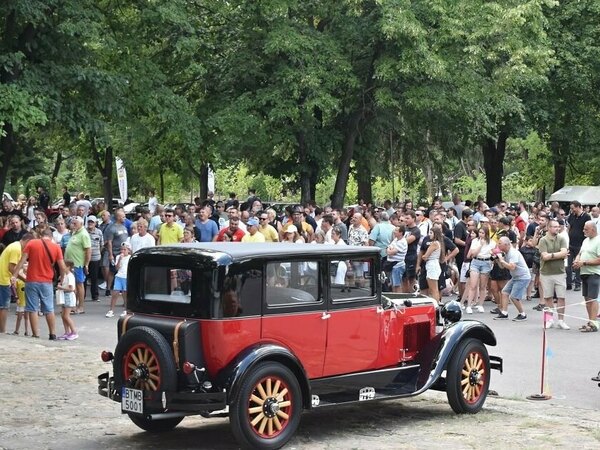 Ретро автомобили на парад в Разград