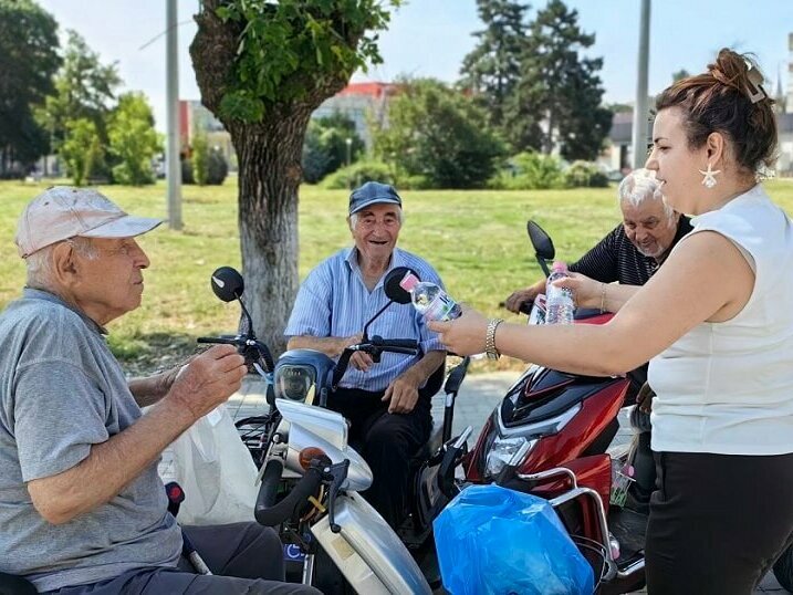 В Кубрат раздават вода срещу жегите