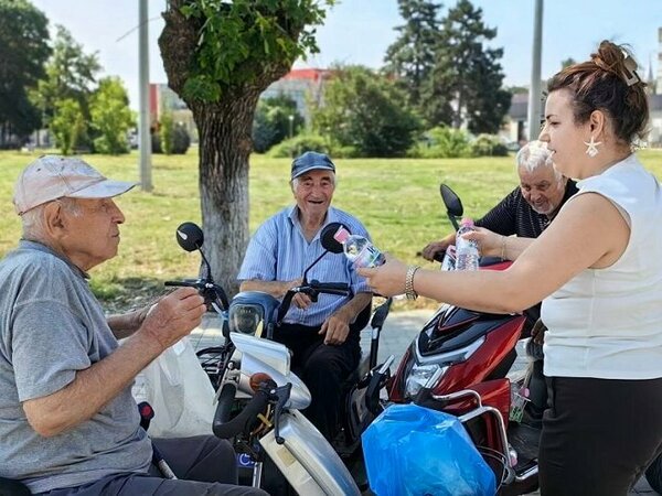 В Кубрат раздават вода срещу жегите