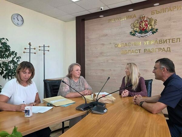 Раздадоха първите изборни материали